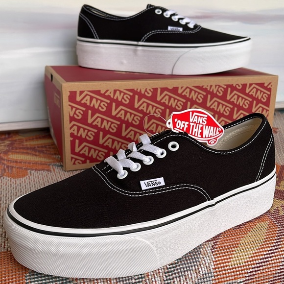 Vans Men’s Authentic Stacked
Canvas Black/True White
VN0A5KXXBMX
Platforms - Picture 15 of 16